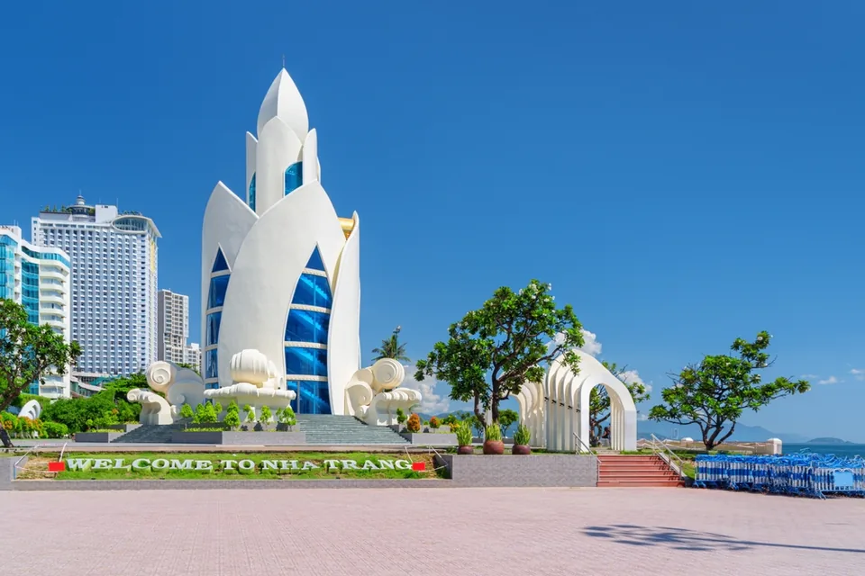 Рынок Дам — здание в форме лотоса, символ Нячанга