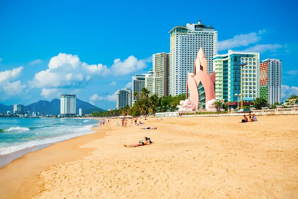 Городской пляж Нячанга на закате — 7 км белого песка