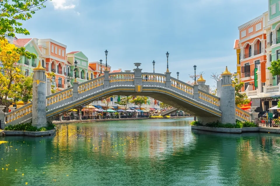 Арочный мост на острове Фукуок