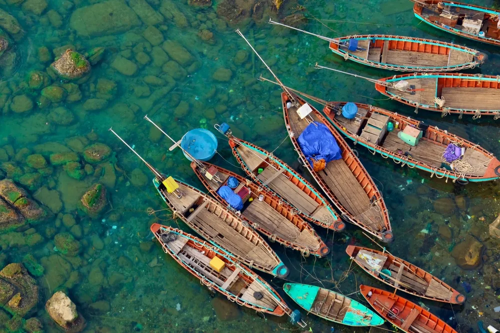 Рыбацкие лодки у берегов Фукуока — традиционный промысел острова
